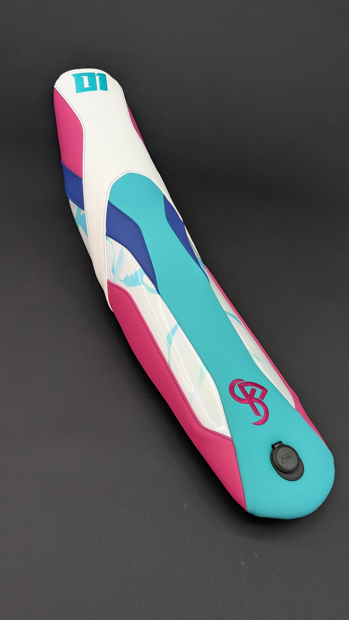 Housse custom blanche, rose et turquoise, numéro 11