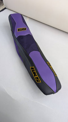Selle custom BKS violette et noire, surpiqûres jaunes, broderies 68 et BKS