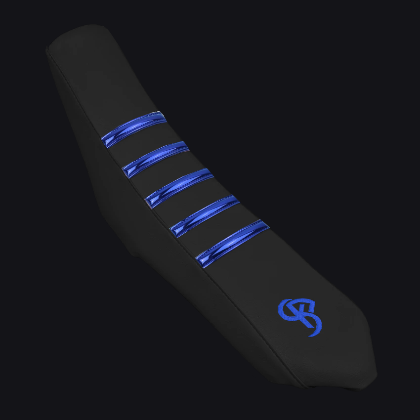 Housse de selle 50cc EVO BLACK Bleu finition chrome — bandes grip sur dessus noir, cousue main par BKS
