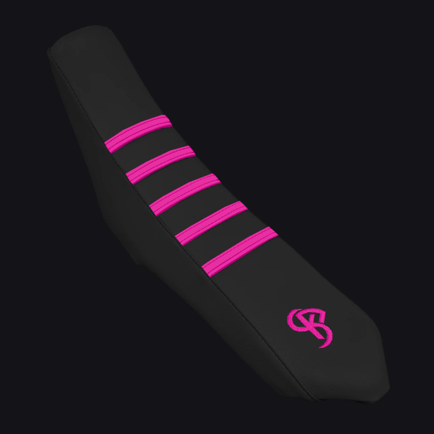 Housse de selle 50cc EVO BLACK Rose — bandes grip sur dessus noir, cousue main par BKS