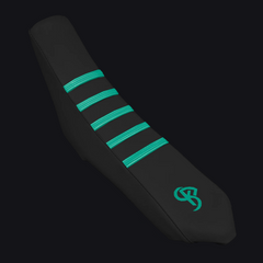Housse de selle 50cc EVO BLACK Turquoise — bandes grip sur dessus noir, cousue main par BKS