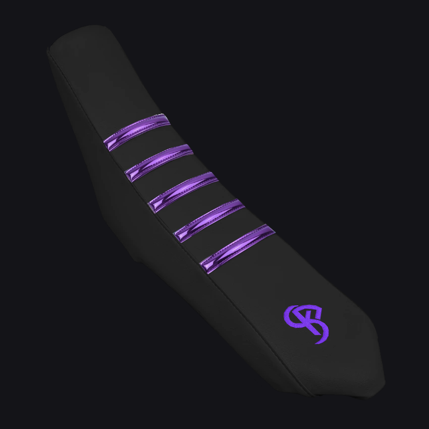 Housse de selle 50cc EVO BLACK Violet finition chrome — bandes grip sur dessus noir, cousue main par BKS