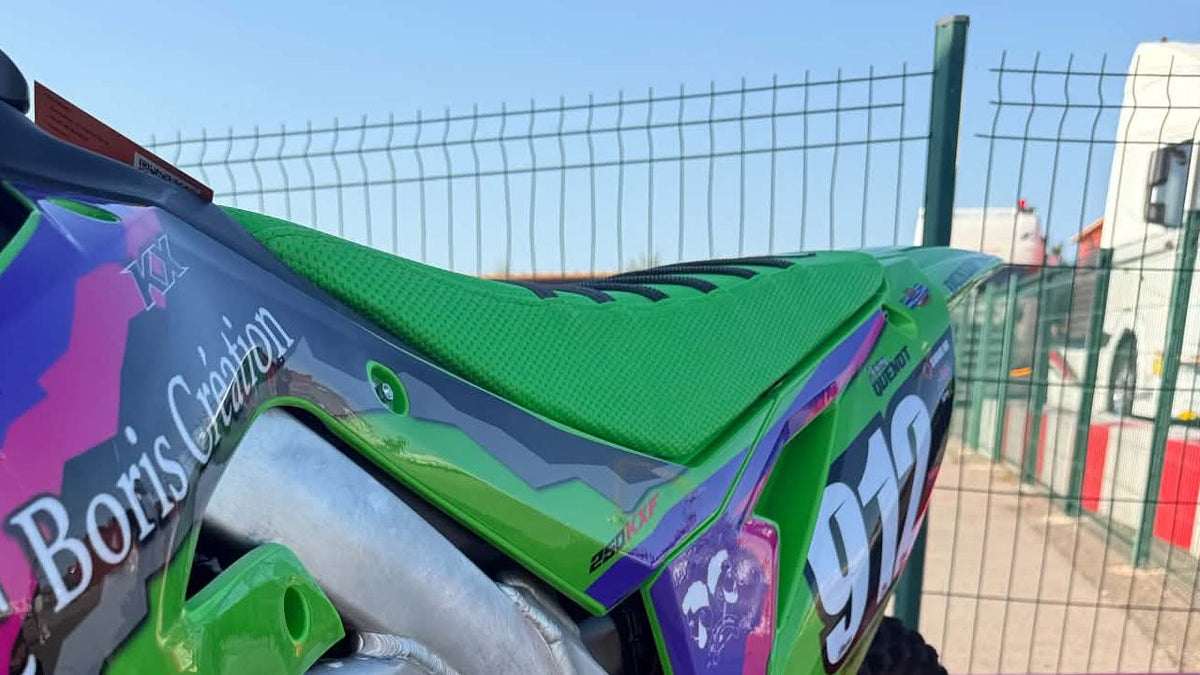 Selle d’une Kawasaki KX 250 F avec sa housse BKS verte en matière grip, flanc marqué 250KXF