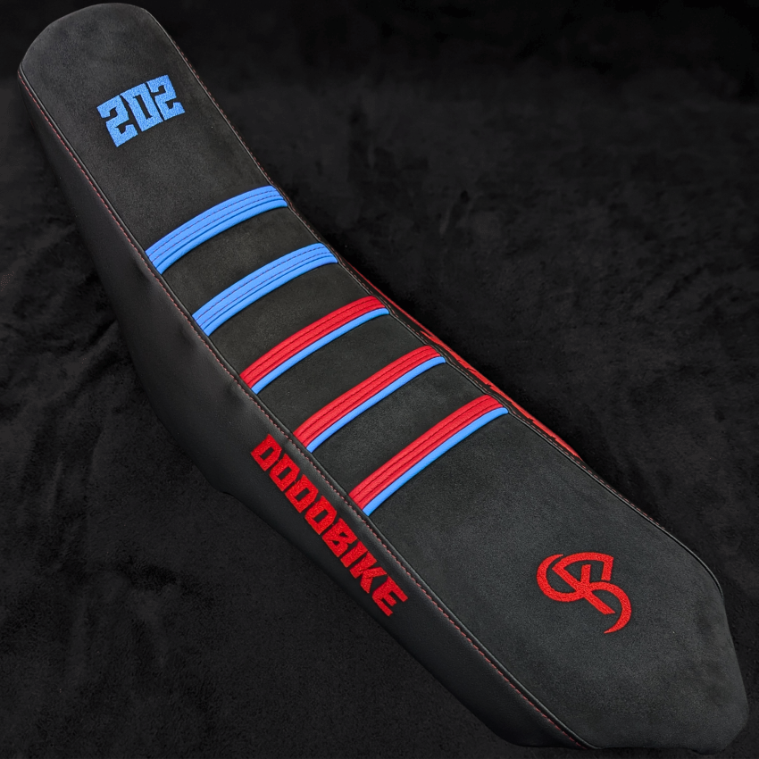 Housse de selle BKS à bandes bleues et rouges, brodée, sur velours noir