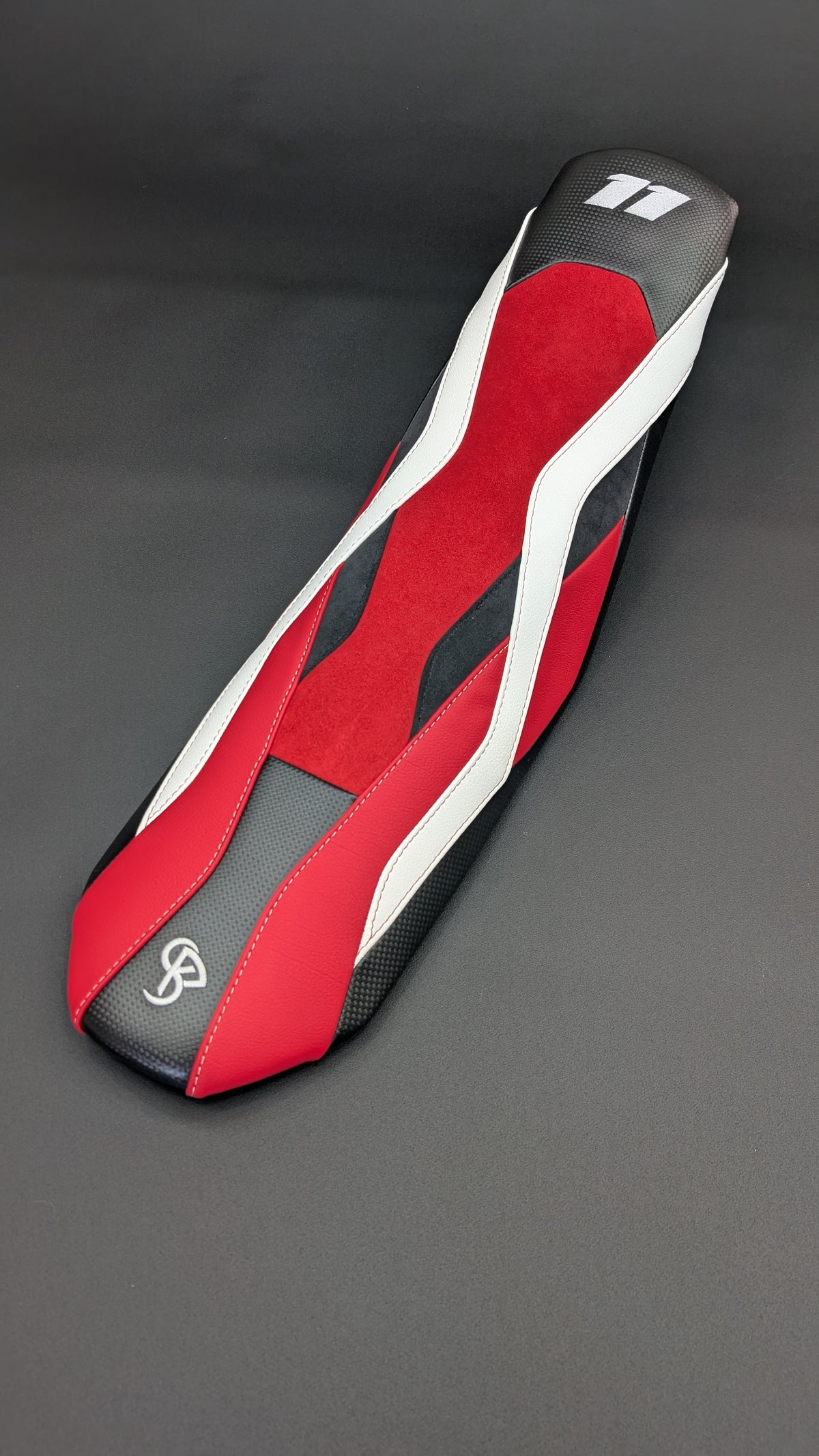 Housse de selle BKS rouge, blanche et grise à liserés blancs, monogramme brodé, photo studio