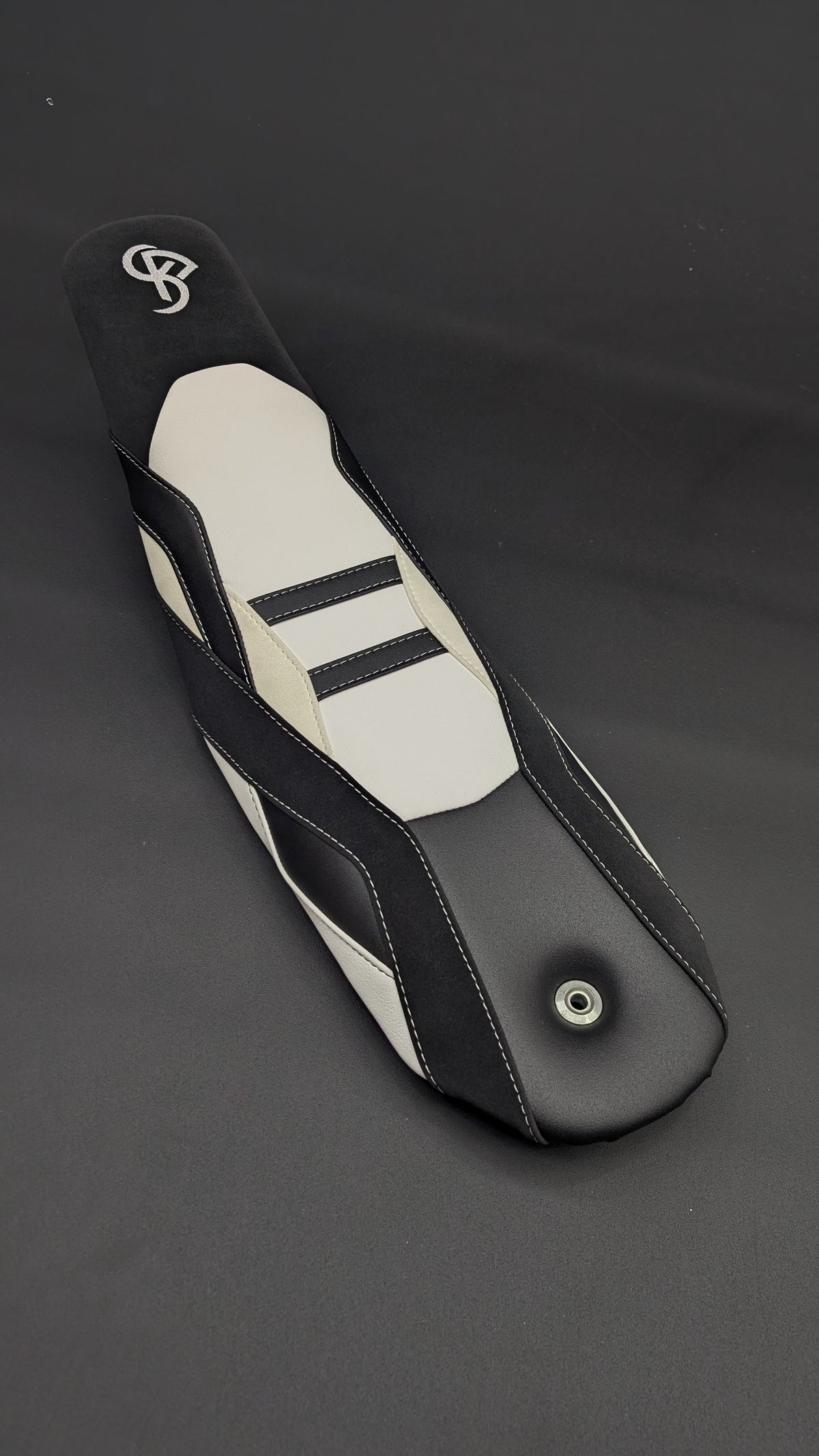 Housse de selle BKS noire et blanche avec logo BKS, photo studio