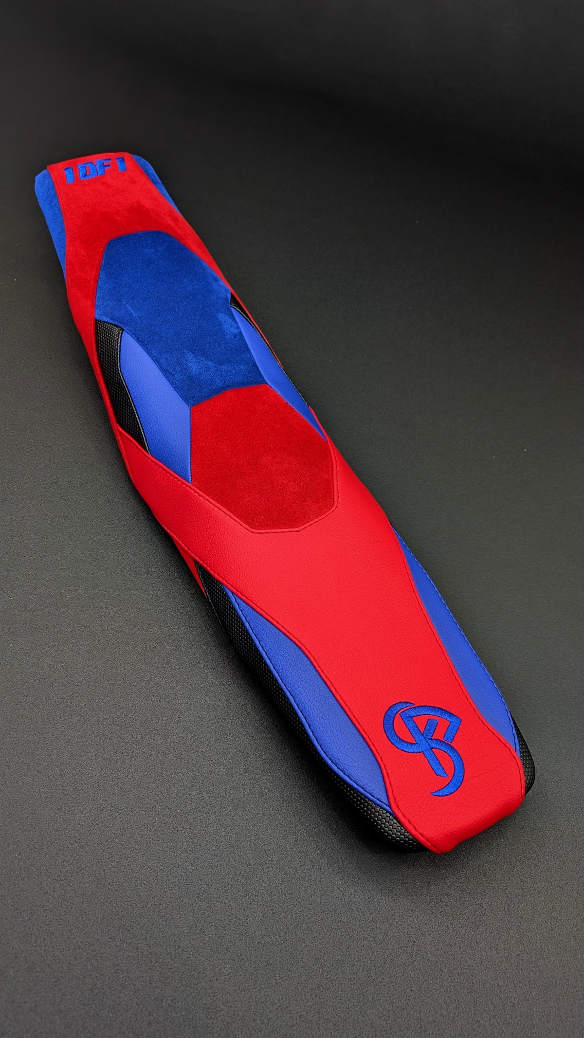 Housse de selle BKS rouge et bleue brodée 10F1, photo studio