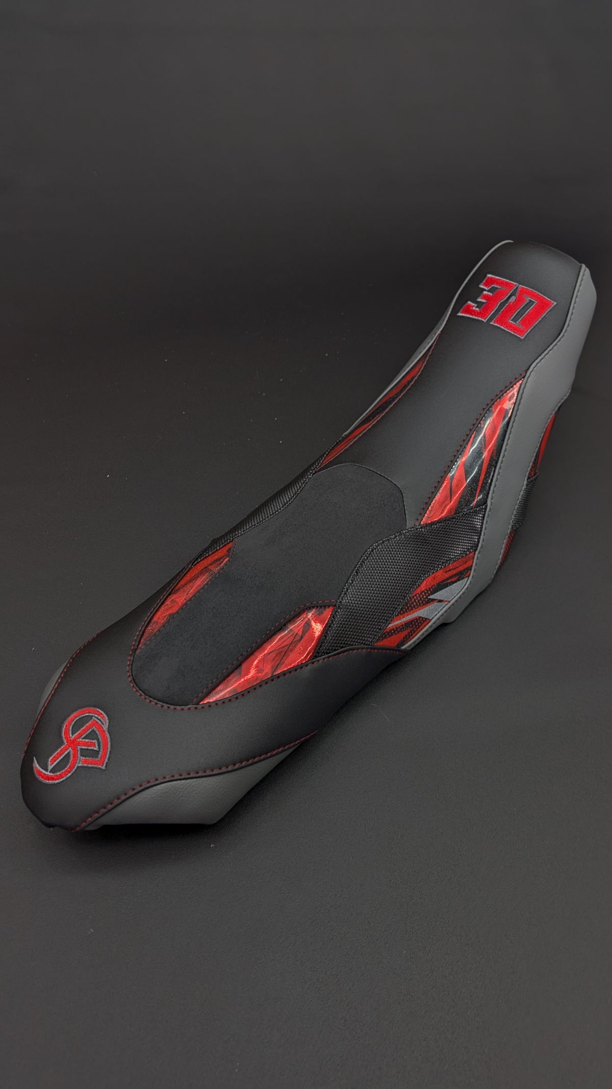 Housse de selle BKS noire, rouge et grise brodée 30, photo studio