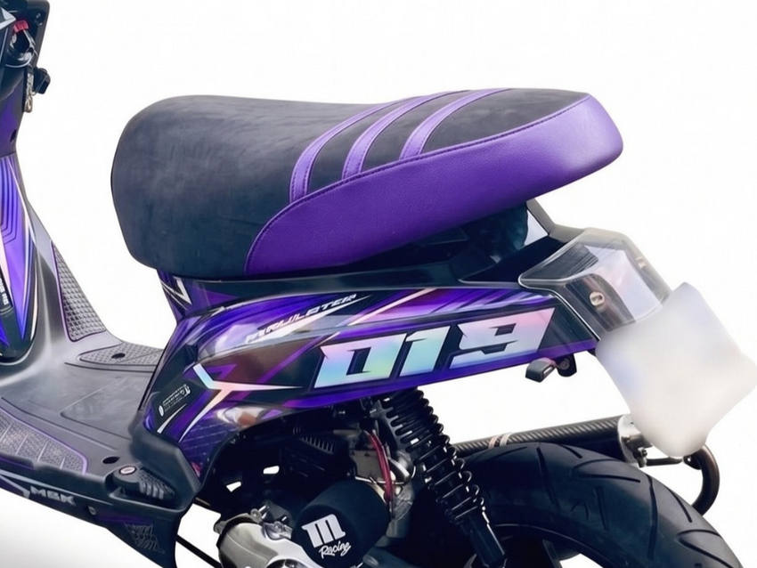 Le MBK violet équipé de sa vraie housse BKS : daim noir, simili violet et trois bandes obliques
