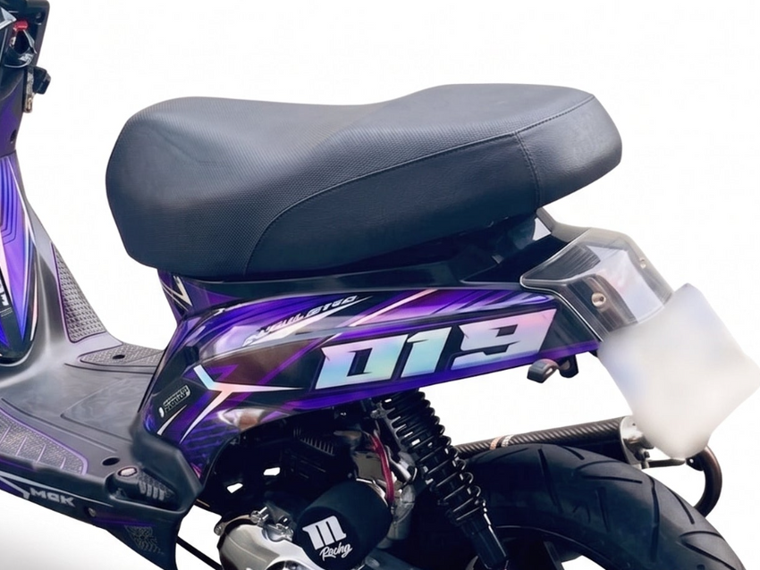 Simulation : le même MBK violet avec une selle d’origine noire, image recréée à partir de la photo réelle