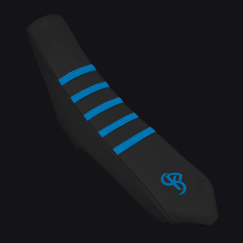 Housse de selle 50cc EVO BLACK Bleu Clair — bandes grip sur dessus noir, cousue main par BKS