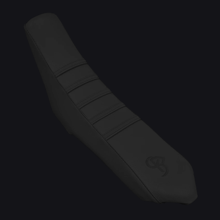 Housse de selle 50cc EVO BLACK Noir — bandes grip sur dessus noir, cousue main par BKS