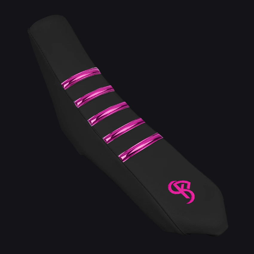 Housse de selle 50cc EVO BLACK Rose finition chrome — bandes grip sur dessus noir, cousue main par BKS
