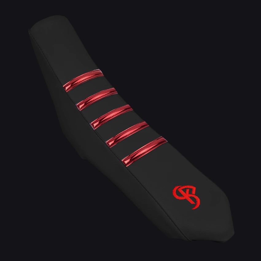Housse de selle 50cc EVO BLACK Rouge finition chrome — bandes grip sur dessus noir, cousue main par BKS