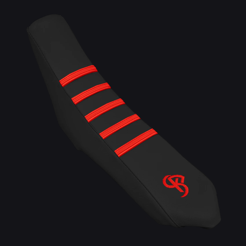 Housse de selle 50cc EVO BLACK Rouge — bandes grip sur dessus noir, cousue main par BKS
