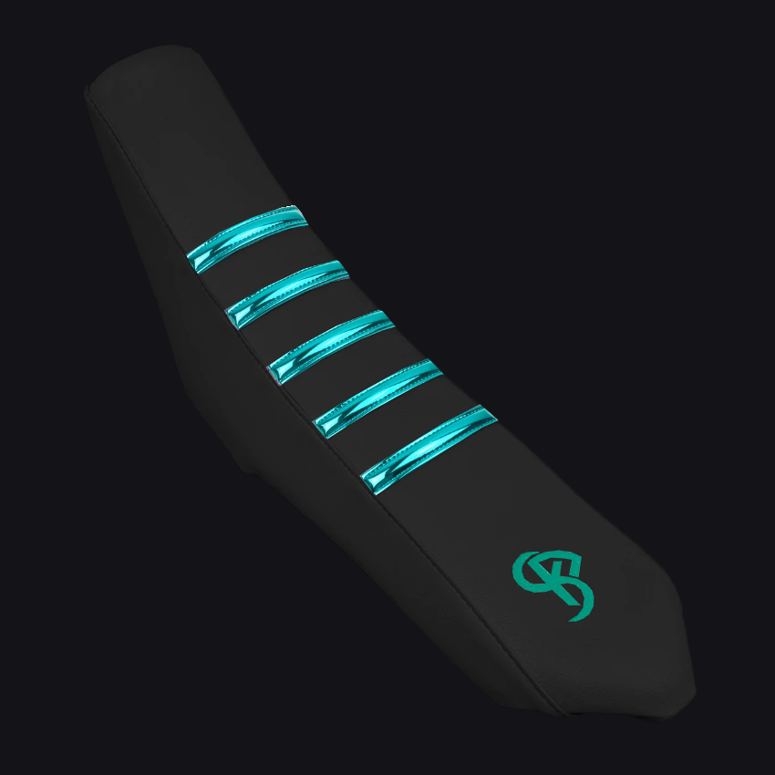 Housse de selle 50cc EVO BLACK Turquoise finition chrome — bandes grip sur dessus noir, cousue main par BKS