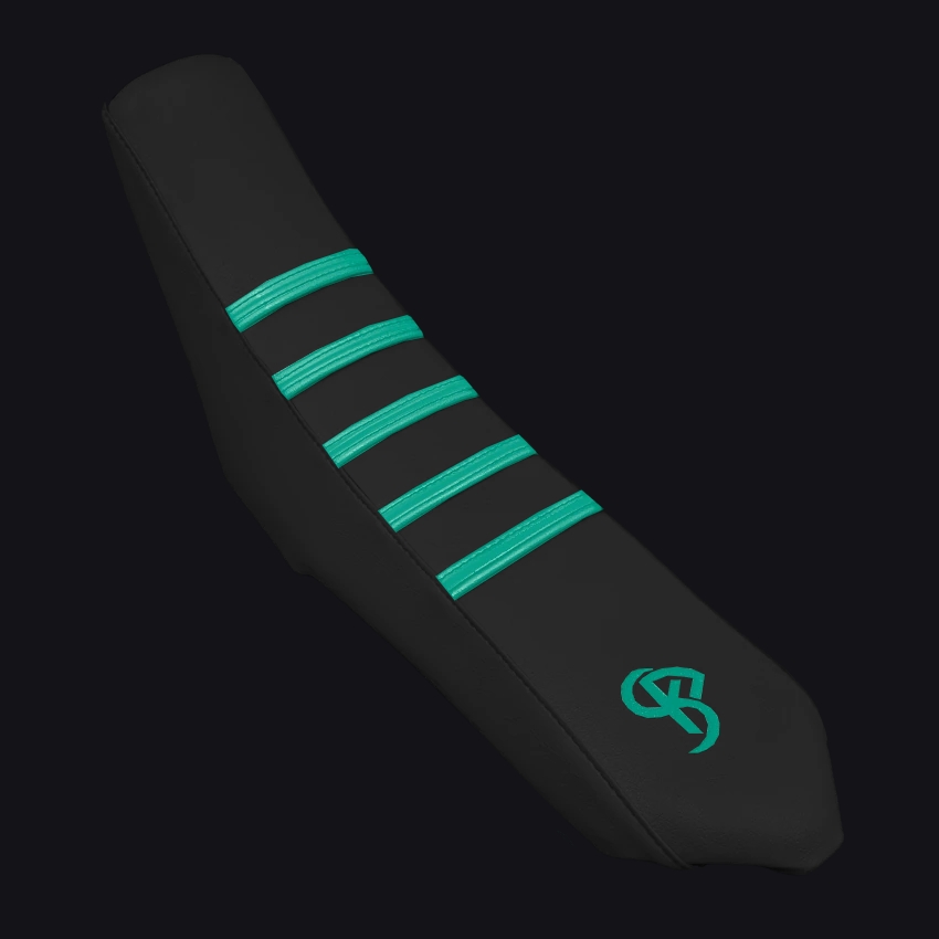 Housse de selle 50cc EVO BLACK Turquoise — bandes grip sur dessus noir, cousue main par BKS