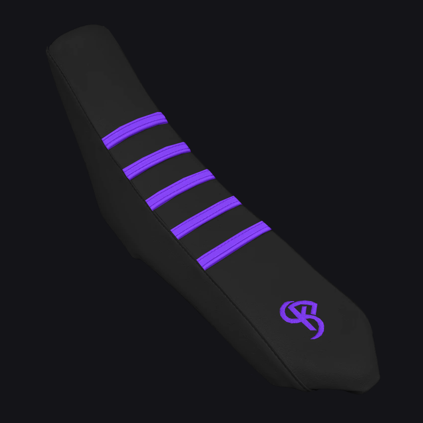 Housse de selle 50cc EVO BLACK Violet — bandes grip sur dessus noir, cousue main par BKS