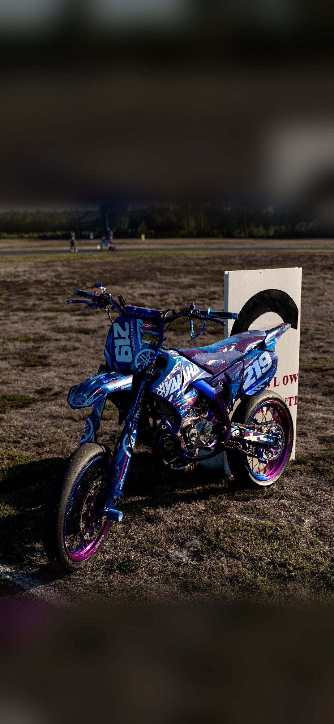 Supermotard Yamaha bleue numéro 219, housse de selle BKS bleue et alcantara violet