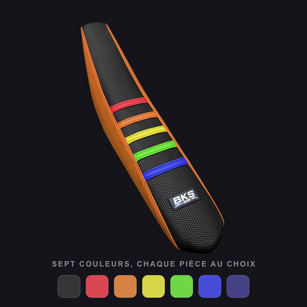 Housse de selle cross personnalisée BKS — les cinq bandes grip de cinq couleurs différentes, sept teintes au choix sur chaque pièce